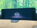 【12.3インチマツダコネクト】車内の雰囲気にマッチした大型ディスプレイ。スマホ接続でのナビ使用やBluetooth再生等、様々な機能が楽しめます。直感的なダイヤル操作が可能で、使い勝手も良好です。