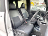 運転席シート廻りは使用感も少なく、良好な状態となっています。前オーナー様が丁寧に使っていたことがよくわかりますね。