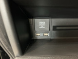 USBチャージャー付きで、スマホなどの充電が手軽に行えます。日常使いにうれしい装備です。