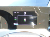 スピードメーターです。シンプルで運転中でも見やすいデザインですよ。