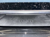 【ワイヤレスデバイスチャージング】ワイヤレス充電が可能になります。ケーブル接続のわずらわしさがなくなり、運転席周りもスッキリします。