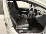 座り心地のいいファブリックシート。運転席はシート上下アジャスター付きで細かなポジション調整が可能です。