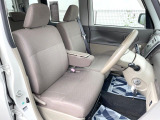 運転席シート廻りは使用感も少なく、良好な状態となっています。前オーナー様が丁寧に使っていたことがよくわかりますね。