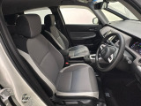 広い足元にゆったり座れるシートは長距離の運転でも疲れにくいシートです。女性でも運転がしやすいようにシートの高さ調整機能(シートリフター)がついています。