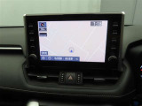 ディスプレイオーディオにナビ機能が設定されています。簡単な操作で行き先を入力することができ、音声で目的地まで案内してくれます。初めて訪れる場所も安心です。