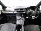上質で落ち着いた印象のインパネ。視界も広々で運転しやすいです。