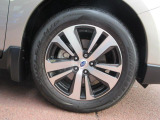 右前 18インチアルミホイール タイヤサイズは、225/60R18*4本のタイヤについているホイールロックナットは展示用です