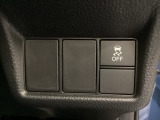 VSA装備車です。VSAはドライバーの操作と車の動きを見守っています。もし車の挙動が乱れたとき、4輪別々にブレーキをかけたり、エンジンパワーをしぼることによって車を安定させます。