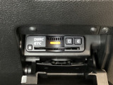 ETCもついています。高速道路の料金所の通過も楽々です!。 カードの取り出しもしやすい場所についています。