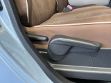 シートハイトアジャスターが付いているので運転姿勢を調整するのに便利ですね。身長に合ったシートポジションは安全運転や疲労軽減にもつながります。