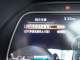 LDW(車線逸脱警報)が装備されておりドライバーが意図せずに白線を跨ぐと警告音で注意を促してくれます♪