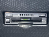 【ETC】有料道路を利用する際に料金所で停止することなく通過できる、ETC車載器(ノンストップ自動料金収受システム機器)が装備されています。セットアップを行うことで利用可能になります。
