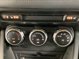 空調スイッチ類は最近流行のタッチパネル式ではなく、運転中でも直感的に操作できるダイヤル式を採用しております。シートヒーター、ステアリングヒーターも装備しております。