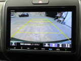 バックカメラの画像です。ガイドラインがスムースな車庫入れをサポートいたします。車庫入れの安心感がアップしますね。