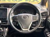 インテリアに合わせたデザインのステアリングは、運転される方のことも考え、運転しやすい形状、大きさです。是非一度、実際に触ってお確かめください。