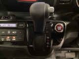 CVT車のセレクトレバーです。低速から高速まで、変速ショックのないスムーズな走りを実現するとともに、エンジン効率のよい領域を維持することで燃費にも貢献します。