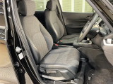 乗降がしやすい運転席。高さが調節できて小柄な方でも運転しやすいポジションをとることができます。