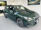 【BMWの伝統-1】BMWの特徴的な&ldquo;キドニーグリル&rdquo;は、80年以上続く伝統の形でございます。変わらないこだわりのデザインが、プレミアムブランド&ldquo;BMW&rdquo;を創り出します。