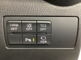 運転席脇のクラスタースイッチ部分にはカメラ切り替えスイッチ、パーキングセンサー、その他走行系スイッチを集中配置しております。