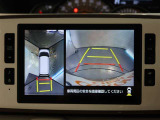 パノラミックビューモニター付きです。車両を上から見たような映像をモニター画面に表示。運転席からの目視では見にくい、車両周辺の状況をリアルタイムでしっかり確認できます。