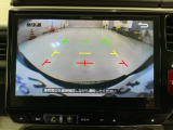 リバースギアに入れるだけで後方の表示へ切り替わります。夜間や雨の日の駐車も楽になりますよ。