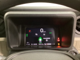 デジタル表示のスピードメーターとタコメーター、燃費やオドメーターなどの表示の他に、ホンダセンシング機能などの表示もできる多機能なマルチインフォメーション・ディスプレイです。