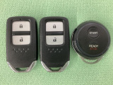 スマートキーを装備しています。鍵を差し込むことなくドアロックの開け閉めと、スタートボタン操作でのエンジンスタートができます。加えて、純正リモコンエンジンスターター用の操作キーもついています。