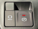 指先だけで簡単に操作が可能な電動パーキングブレーキを採用。「HOLD」スイッチを押すと、渋滞や信号待ちなどでブレーキペダルから足を離しても、ブレーキを保持するので安心です