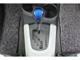 ハイブリッドカーですが運転操作は普通の車と変わりませんのでご安心ください。操作方法はスタッフが説明いたしますのでお気軽にご質問ください