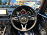 【純正革巻きステアリング】上質な革を使用することで、手にしっかり馴染みとても運転しやすいハンドルです♪