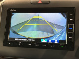 リバースギアに入れるだけで後方の表示へ切り替わります。夜間や雨の日の駐車も楽になりますよ。