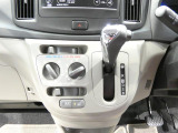 【インパネ中央】操作が分かりやすいマニュアルエアコンとインパネシフト。車内を常に適温に保ち、季節を問わず快適に過ごせます。