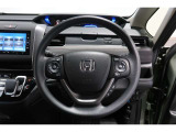 運転中もハンドルでの操作が可能です。特に高速道路等の目が離せない運転時には、便利さだけでなく、安全性も兼ね備えております。