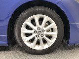 【純正アルミホイール】です!車両デザインに合わせてホイールをデザインしているため、見た目にもカッコイイアルミホイール♪洗車もラクチンで錆びません。