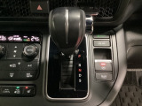 CVT車のセレクトレバーです。低速から高速まで、変速ショックのないスムーズな走りと、エンジン効率のよい領域を維持して燃費にも貢献します。サイドブレーキはスイッチ操作の電子制御パーキングブレーキです。