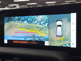 【パノラミックビューモニター】専用のカメラにより、上から見下ろしたような視点で360度クルマの周囲を確認することができます☆死角部分も確認しやすく、狭い場所での切り返しや駐車もスムーズに行えます。