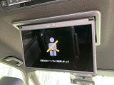 【リヤエンターテインメントシステム】後席にお座りの方も大満足の、人気メーカーオプションを装備。専用の音響システムと、大画面のモニターで移動中もDVD等をお楽しみいただけます。