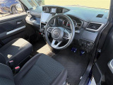 【運転席】座り心地が良いシートなので長時間の運転でも快適にお過ごしいただけます。新品のフロアマットのご注文も可能です。掲載箇所以外にご希望の写真がございましたらお気軽にお問い合わせ下さい。
