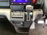 足元スッキリ、インパネシフトです。パーキングブレーキはフットブレーキタイプなので、運転席と助手席の間がスッキリしています。