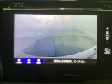 【バックカメラ】運転が苦手な方も車庫入れラクラクです!ギアをリバースに入れれば自動的に切り換わりますので、面倒な操作は不要です♪狭い駐車場もお車を傷つけず安心ですね!