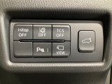 運転席脇のクラスタースイッチ部分にはカメラ切り替えスイッチ、パーキングセンサー、その他走行系スイッチを集中配置しております。
