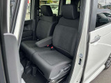 助手席と運転席はゆったりと座れるベンチシートタイプになっています。