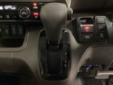 CVT車のセレクトレバーです。低速から高速まで、変速ショックのないスムーズな走りと、エンジン効率のよい領域を維持して燃費にも貢献します。サイドブレーキはスイッチ操作の電子制御パーキングブレーキです。