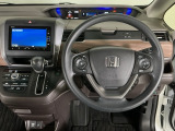 【ハンドル】運転にかかわる様々な操作を安全に行えるように視点移動が少なく操作性に配慮されたスイッチ類が凝縮されたコックピットです。