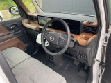 ガラスエリアが広く見晴らしのいい運転席。疲れにくいシートと相まって、安全快適に日常をサポートしてくれます。