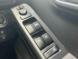 運転席ドアのウインドウ操作スイッチです。すべてのウインドウの開閉操作が可能です。また、ドアミラーはオート開閉なので、ドアロックで自動で閉じ、エンジンスタートで自動で開きます。