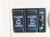 運転席からも操作できる両側パワースライドドア付きです。