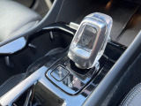 【オレフォス社製クリスタル・シフトノブ】高い存在感を放つクリスタルのシフトノブはボルボPHEV車のみに装備される特別なアイテム。スウェーデン南部のクリスタルガラスメーカー、オレフォス社による製造。