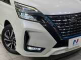 【LEDヘッドライト】悪天候や夜間走行時も良好な視界を確保し安心して運転できる高輝度LEDヘッドライトを装備!点灯速度が早く、消費電力も抑えられています。