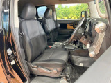 運転席まわりには十分なスペースがあり、大柄な方でもゆったり運転していただける環境です。